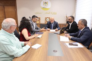 حجاوي يتسلم تقرير بعثة مركز كارتر حول انتخابات الهيئات المحلية