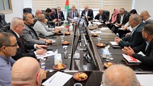 وزير الحكم المحلي يلتقي مجالس خدمات القدس ويناقش معهم حلول قضايا النفايات