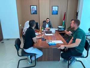 مدير عام الحكم المحلي في قلقيلية يستقبل وفداً من جمعية عزون للتنمية والإبداع لبحث تنفيذ مبادرة “صوتها قرار”