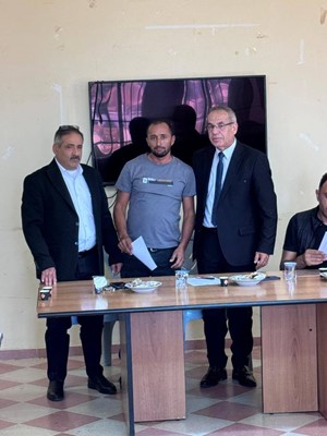 مدير عام الحكم المحلي يقوم  بتسليم رؤساء سبعة مجالس قروية جديدة